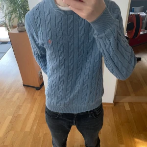 Ljusblå Morris Finstickad Tröja - Säljer en sjukt fet Ljusblp tröja från Morris . Tröjan är i mycket bra skick och därav inga defekter eller slitningar och den sitter sitter i strl M. Den är ribon/kabelstickad och är även i ett tjockare material. Nypris ligger på 1599 och hör gärna av er vid frågor eller funderingar!!