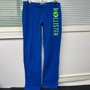 Hollister lågmidjade mjukisbyxor - Snygga lågmidjade mjukisbyxor ifrån Hollister i använt skick!😇💓37cm rakt över midjan, 20cm grenhöjd och 80cm innerben!💓