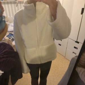 Vit teddyjacka med dragkedja - Vit Teddy jacka i tunnare material, köpt på lager 157 och är helt slutsåld. Så mysig och passar till allt💕prislapp kvar!