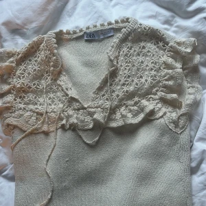 Jättefin Zaratröja! - Säljer min jättefina Zaratröja som passar perfekt till middag eller fest! Saknar ett snöre men inget man märker, annars i jättebra skick!💗