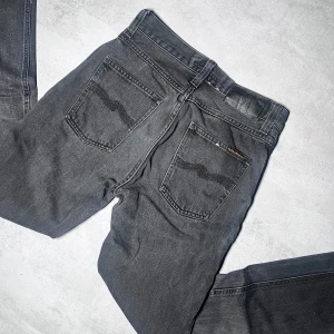 Nudie jeans - Nudie jeans | Modell Fearless Freddie | Bra skick | Storlek W27 L32. 