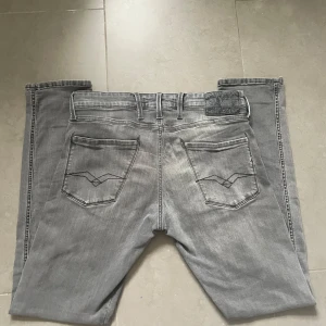 Grå jeans från Replay - Snygga grå jeans från Replay som är nästan nya och inte har några tecken på användning eller defekter. Mitt pris: 599 kr. Skriv vid minsta fundering eller vid behov av mer bilder. Nypris 1599 kr