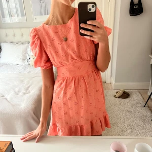 Klänning med puffärmar - Säljer världens drömmigaste klänning från BSL. Helt perfekt till sommarens alla resor, middagar, studentmottagningar et cetera… 🩷🌺 Storlek L, men passar snarare än S-M (dvs liten i storleken). Använd ett fåtal gånger, därav mycket fint skick och inga defekter!