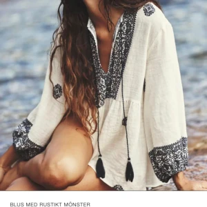 Vit blus med rustikt mönster från Zara - Blus från zara, aldrig andvänd. Perfekt till sommaren när man är brun😊