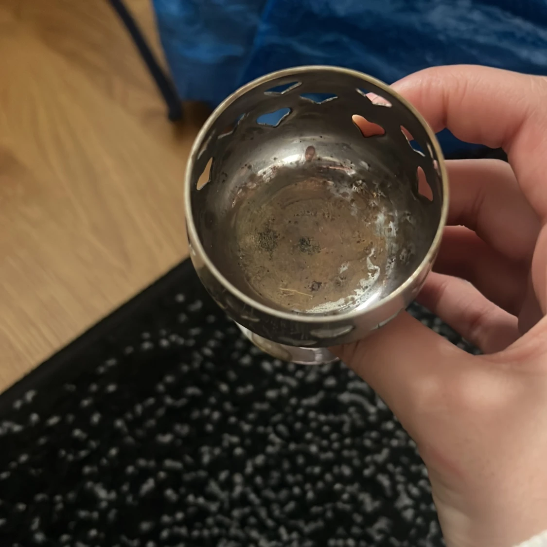 Silverfärgad bägare med hjärtmönster - 1