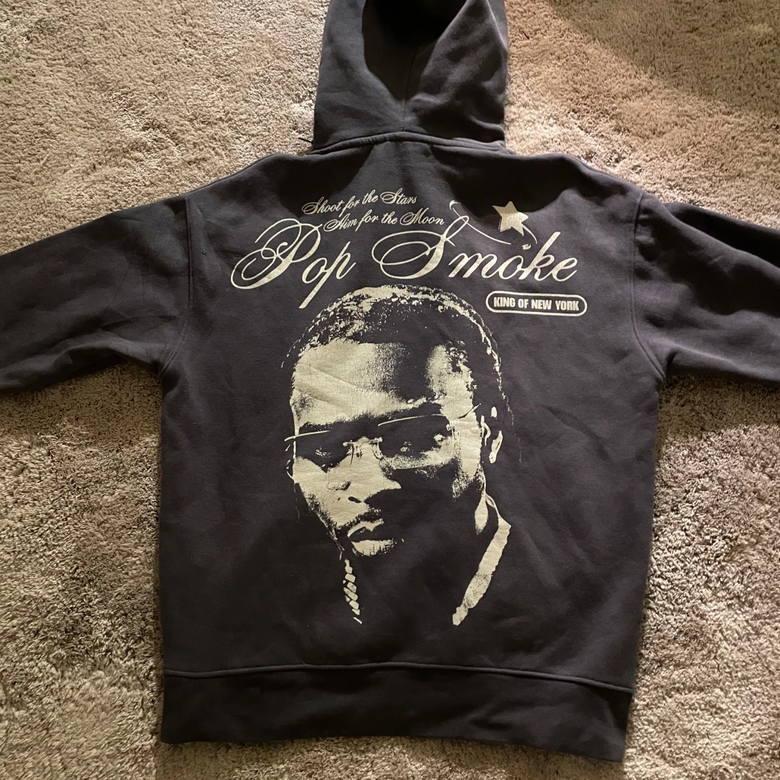 Svart hoodie med Pop Smoke-tryck - 1