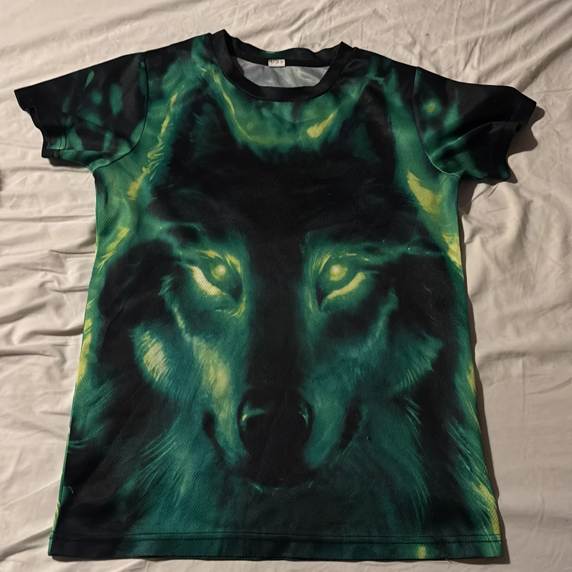 Grön t-shirt med vargmotiv - 1