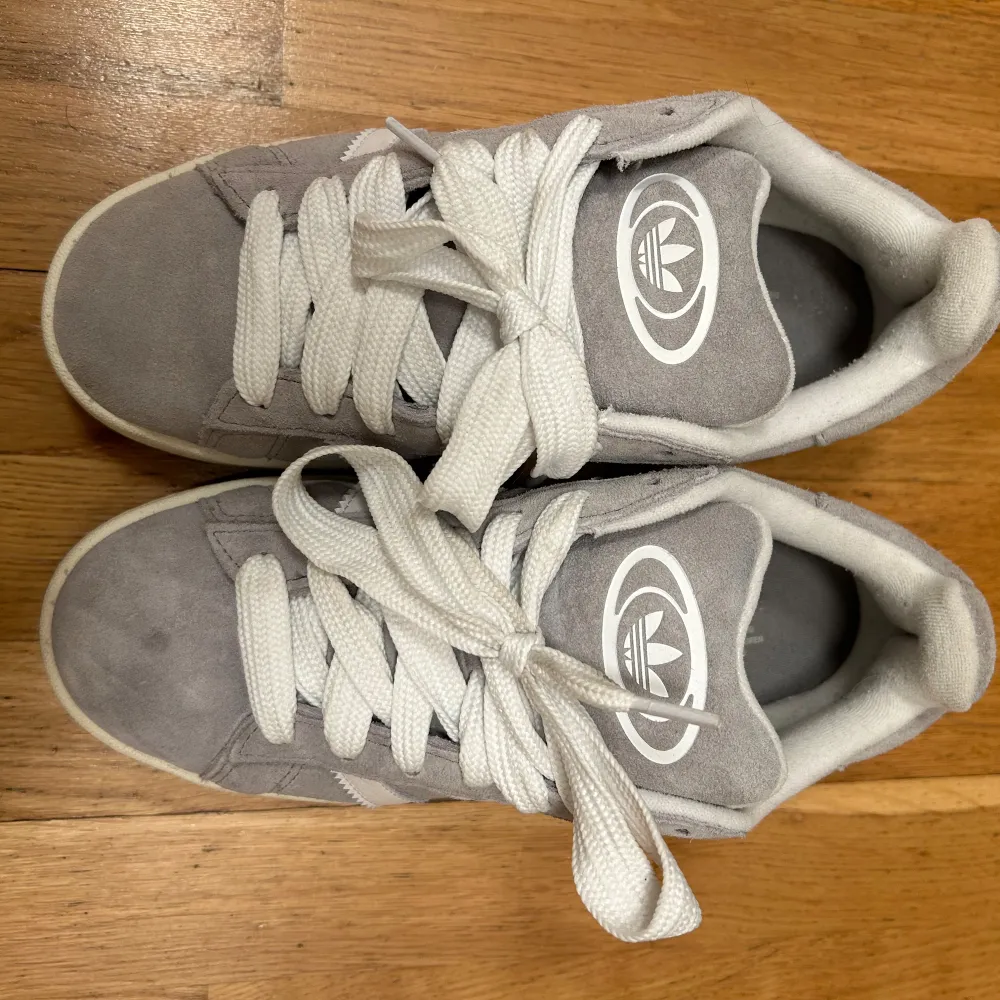 Nya adidas campus, därav priset. Använt dessa två gånger därför det har försvunnit lite text innuti skorn. Köpte dom för 1350 . Kengät.