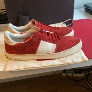 Valentino flycrews - Säljer dom här feta röda valentino fly crews dom är i väldigt bra skick alla spikar dom är stolek 44 ny pris runt 7000 mitt pris 3200