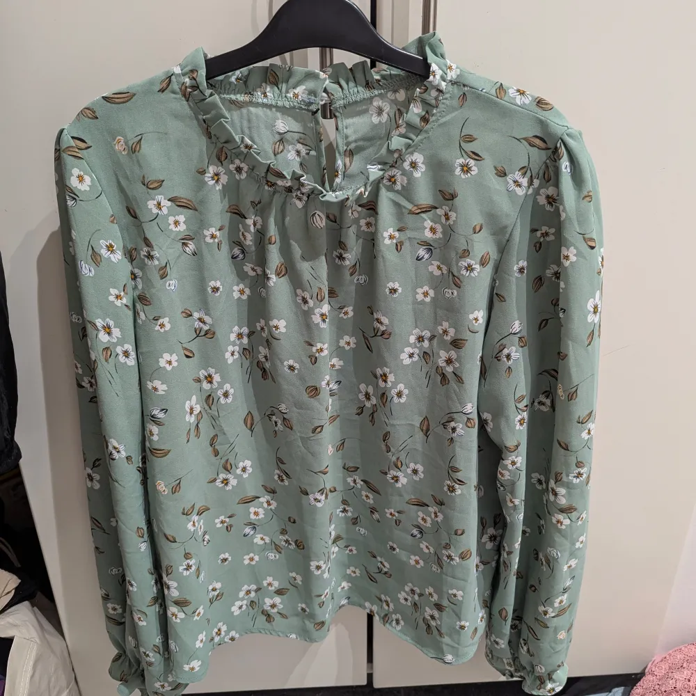 Blus från shein aldrig använd men tvättad en gång står XL jag skulle uppskatta den till M/L . Puserot.