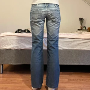 Jeans  - Midjemått: 36cm, innerbenslängd: 76cm 💖 storlek 40 står det i, känns mer som xs