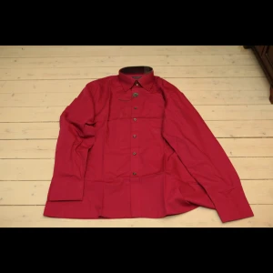 Röd skjorta från Atlant - Snygg röd skjorta från Atlant i storlek L. Skjortan har en klassisk krage och knappar framtill. Perfekt för en stilren look.