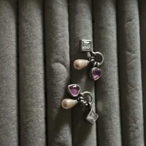 2st berlocker ifrån pandora! - Charmiga berlocker med en kombination av pärlor och lila hjärtan. De har även fyrkantiga detaljer i silverfärg. 200kr st, rostas ej💕💕