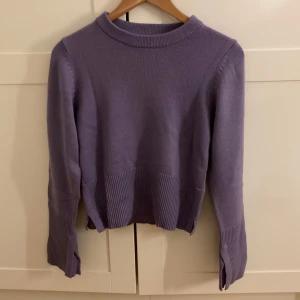 Lila stickad tröja 💜 - Fin och helt oanvänd från bik bok! 💜