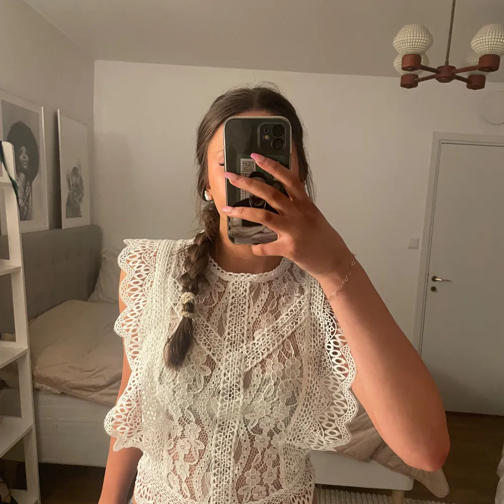 Säljer en superfin vit spetstopp med volangdetaljer. Den har typ aldrig kommit till användning. Man kan ha linne under om man inte vill att den ska vara så genomskinlig.💕💕. Puserot.