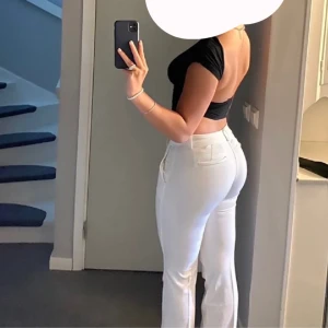 Vita kostymbyxor  - Säljer dessa kostymbyxor från BikBok med slits. Använda fåtal gånger, storlek 38 men då dom är små i storlek passar de 36. Hör av dig vid fler frågor eller bilder! (första två bilderna är lånade)