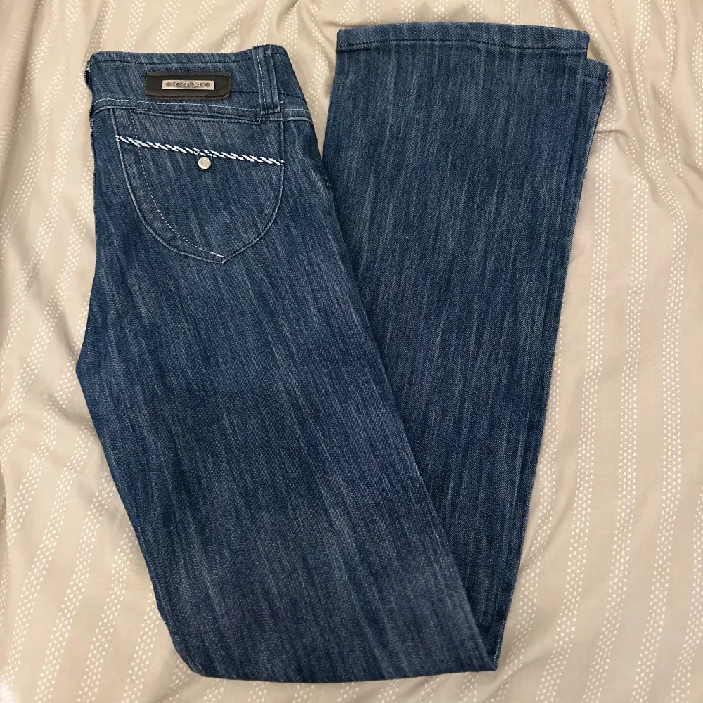 Super fina unika lågmidjade jeans!! Använd max 2 gånger🩷 Midjemått- 34*2  Höftmått-40*2 Innerbenslöngd-Ca 79 Hela längden-Ca 101. Jeans & Byxor.