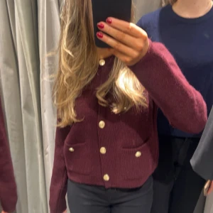 Vinröd kofta med guldknappar - Säljer denna snygg vinröda koftan med guldknappar. Perfekt för höst och vinter💖