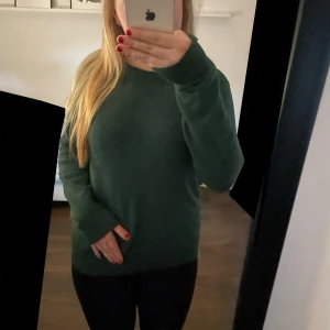 Stickad tröja  - Säljer den skönaste tröjan från vila! Super fin nu inför hösten! Storlek M. Aldrig använt, skriv privat för eventuella frågor💘