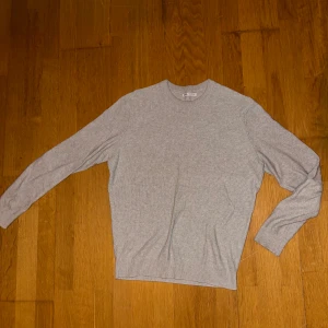 Ljusgrå stickad tröja  - En extremt snygg ljusgrå tröja från Zara i storleken S. Nypris: 599, skick 8/10