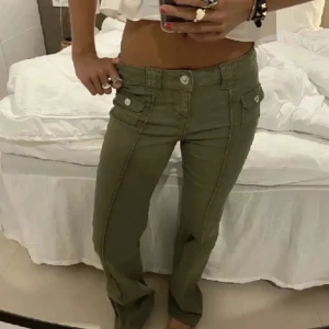 Gröna hm jeans - Säljer nu mina populära och slutsålda jeans från hm💘mycket bra skick, uppsprättade nedtill men går lätt att sy upp igen om man vill det, säljer då de är för korta💚💚lånade bilder,skriv privat för egna bilder. Priset kan diskuteras💖h&m:s egna mått på bilden
