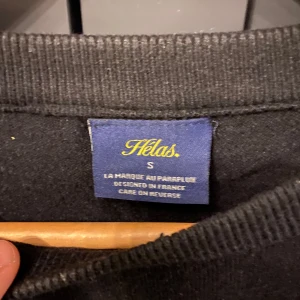 Hélas tröja  - Tja, säljer denna ovanliga tröja från Hélas då den inte längre kommer till användning. Skicket är som nytt✅ Nypris lite över 1000kr.