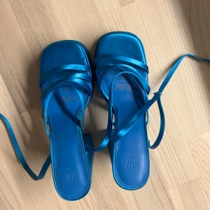 Högklackade från H&M - Helt nya aldrig använda blåa klackar från H&M. 