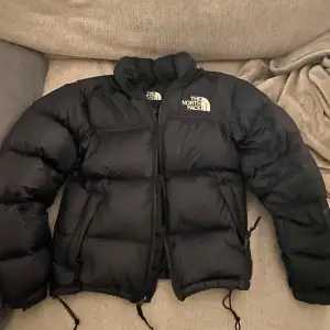 Säljer en svart pufferjacka från The North Face i mycket bra skick. Storlek xs. Skriv om ni har frågor.