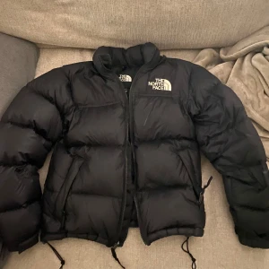 Svart pufferjacka från The North Face. XS - Säljer en svart pufferjacka från The North Face i mycket bra skick. Varm och skön jacka som passar perfekt till kalla dagar. Nypris cirka 3000kr men jag säljer den för 1000kr. Storlek xs. Skriv om ni har frågor.