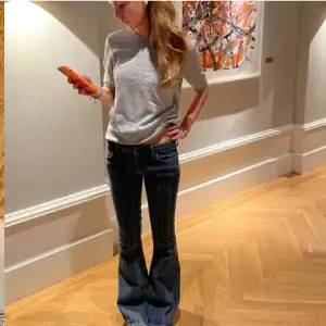 Säljer ett par snygga blå bootcut jeans i bra skick. De har en klassisk femficksdesign och är perfekta för både vardag och fest. Passar bra med sneakers eller klackar för en avslappnad eller uppklädd look. Lite slitage nertill då dom varit för långa på mig men gått upp lite, det är något som jag dock bara tkr är snyggt💋