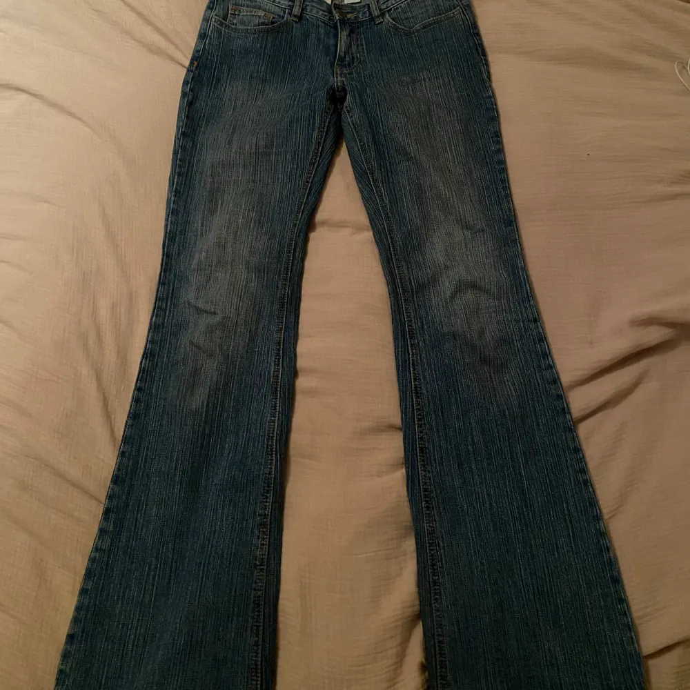 Säljer ett par snygga blå bootcut jeans i bra skick. De är lågmidjade och har en klassisk femficksdesign. Perfekta för både vardag och fest! Långa då jag är 180cm. Jeans & Byxor.