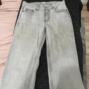 Grå jeansbyxor - Säljer ett par grå jeansbyxor i bra skick. 