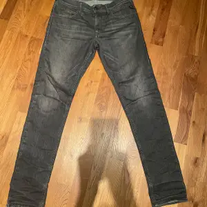 Säljer ett par grå Replay jeans i bra skick. De har en slim passform och är i storlek W 30 och L 32