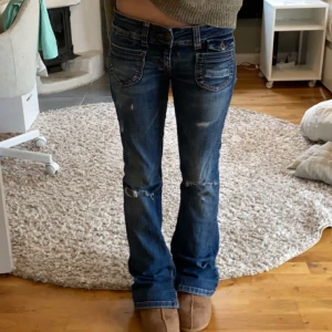 Only low bootcut jeans - Säljer mina snygga Only jeans. De är i bra skick förutom lite slitna nere vid hälarna och en liten fläck på bakfickan(bild 5). Säljer då dem inte kommer till användning☺️ Midjemått ungefär 78 runt om☺️Har två små hål på insidan av byxorna som jag gjorde för att ha tråd i, synd på bild 4, men inget som syns på utsidan eller som man stör sig på👍