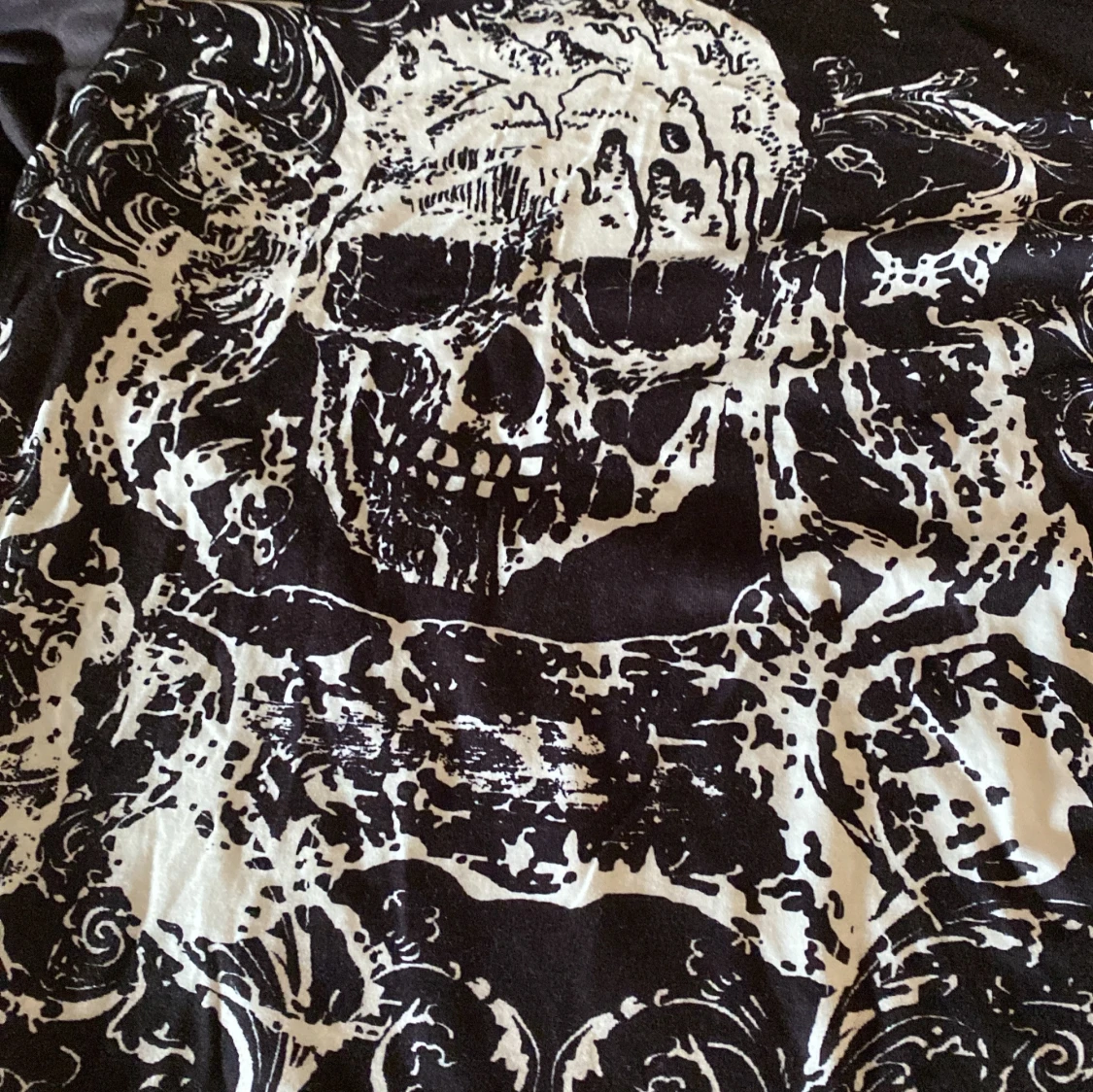 Svart långärmad topp med dödskallemotiv - 90