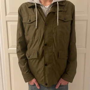 Field jacka  - Säljer denna gröna Field jacka från märket pierre cardin. Nypris 2200kr säljer för endast 599! Hör av er vid eventuella frågor