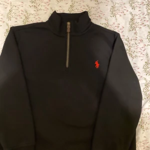 Ralph lauren zip up - Säljer min polo zip up då den är för kort för mig, fint skick knappt använd 