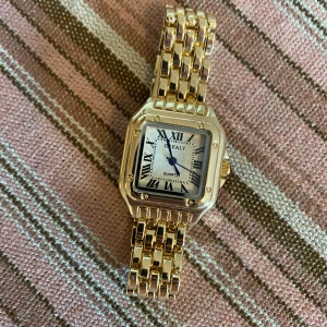 Guldfärgad kvadratisk klocka - Snygg guldfärgad klocka som passar till vardagen är inte säker vart den kommer ifrån för fick den av en kompis passar någon med mellan till mindre handleder☺️💕