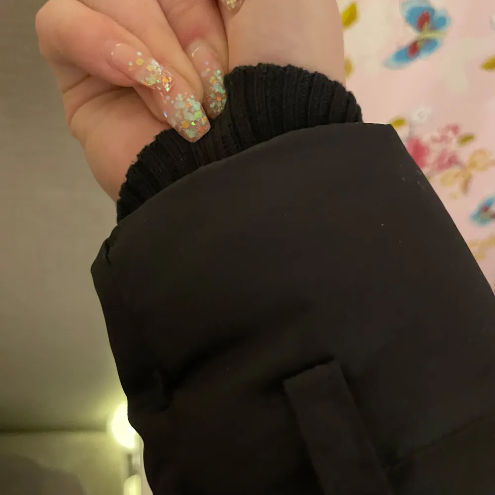 Säljer en snygg svart dunjacka från Hollies i mycket bra skick. Jackan har en fluffig päls på huvan och knappar framtill. Perfekt för kalla vinterdagar! Den är långärmad och har en figursydd passform som håller dig varm och stilren. Pris går att diskutera 🩷. Takit.