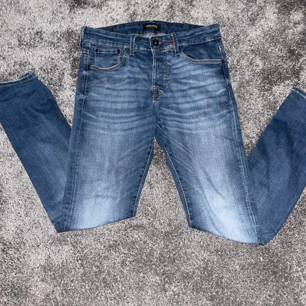 Jag säljer ett par Jack N Jones jeans! Skick 8/10. Storlek 28W 32L. Nyspris: 899. Mitt pris: 479! . Jeans & Byxor.