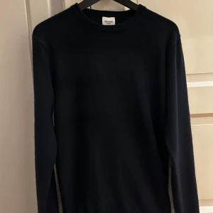 John Henric kashmir tröja - Säljer denna riktigt snygga och sköna kashmir tröja från John Henric. Nypris 2199 kr. Tröjan har används väldigt lite och är i ett väldigt bra skick utan några deffekter eller tecken på användning.