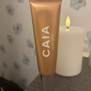 CAIA Pearl Swirl liquid Highlighter - Säljer en superfin highlighter från CAIA i nyansen Pearl Swirl. Den har en skimrande finish som ger ett fantastiskt lyster till huden! Kommer i en smidig tub som är lätt att använda. Produkten är oanvänd och kostar vid nypris 325kr. Köparen står för frakten❤️