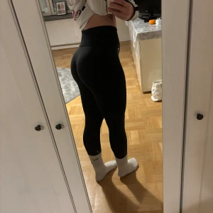 Gymshark tights - Svarta gym stark tights nypris 599kr. Det är i nyskick endast använd 3 gånger. Säljer pga att jag använder inte tights längre.