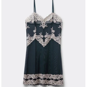 Nattlinne - ”Babydoll Pretty Flowers” nattlinne med vita spetsdetaljer från Intimissimi. I nyskick då den aldrig är använd. Köptes i butik för 640 kr. Kontakta för egna bilder. Pris kan diskuteras vid snabb affär! 