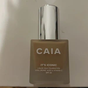 CAIA It's Iconic Foundation - Säljer en CAIA It's Iconic Liquid Silk Foundation i nyansen 3N. Den innehåller hyaluronsyra och vitamin C, och har SPF 20. Flaskan är på 30 ml och tillverkad i Italien. Perfekt för en jämn och strålande hy! Testad 2 gånger på handen endast.