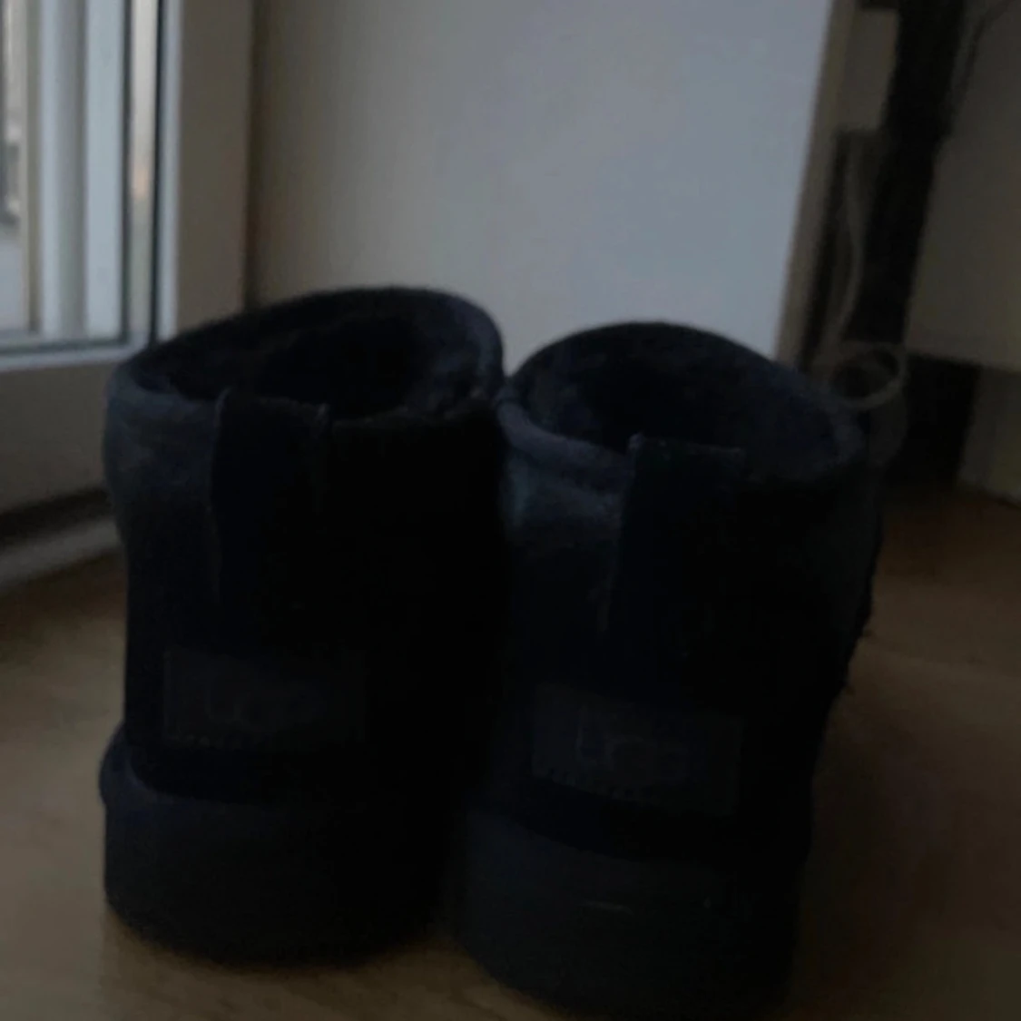 Svarta UGG mini i mocka