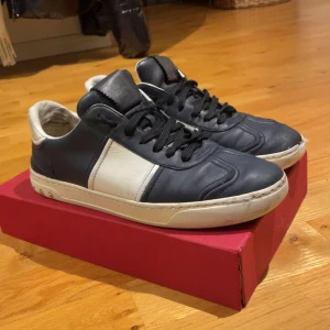 Valentino flycrew - Säljer dom här feta valentino flycrews i storlek 41 men passar 42-43. Skorna är väl använda och det finns små defekter. Det är hål i sulorna men inget som påverkar användningen. Skorna har tyvärr endast 7 nitar kvar på ena skon och 2 på andra skon. Annars riktigt fina skor för ett billigt pris. Priset kan diskuteras! Allt på bilden fås med i köpet!