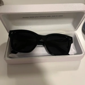 Chimi solglasögon - Trendiga chimi solglasögon i nyskick. Endast använda ett fåtal gånger. Solglasögonen är svart i modellen 07. 