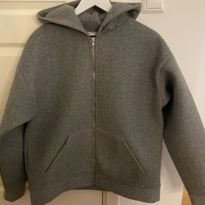 Jacka Zara - Säljer en mysig grå jacka med dragkedja och huva från zara. Superbekväm och stilren design. Endast använd 2 gånger!💗
