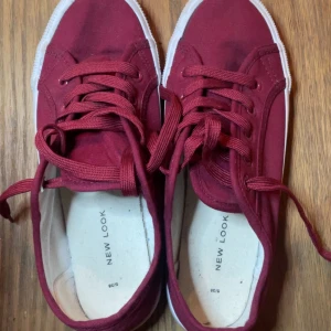 Vinröda sneakers  - r ut att vara i nyskick och har inte skador. Verkligen jätte fin höstfärg